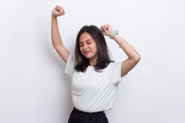 Güzel, genç Asyalı bir kız beyaz arka planda izole bir şekilde uyanıyor.