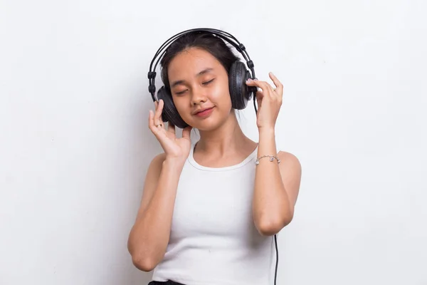 아름다운 아시아 이하얀 배경만 음악을 — 스톡 사진