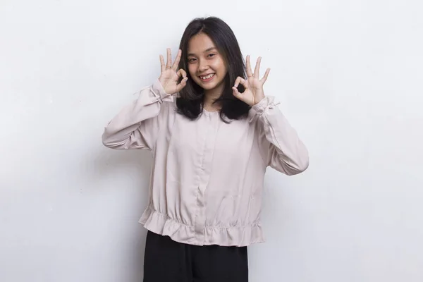 Wanita Cantik Asia Muda Dengan Tanda Tangan Tumb Terisolasi Latar — Stok Foto