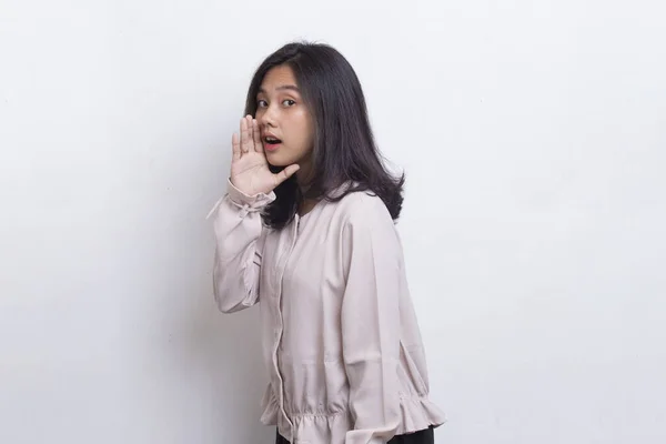 Jovem Asiático Bela Mulher Gritando Gritando Anunciando Isolado Fundo Branco — Fotografia de Stock