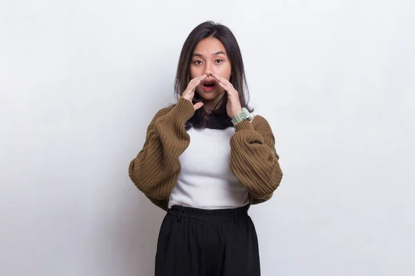 Young Asian Beautiful Woman Shouting Yelling Announcing Isolated White Background — Stock Photo, Image
