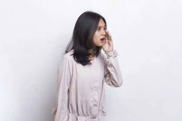 Young Asian Beautiful Woman Shouting Yelling Announcing Isolated White Background — Stock Photo, Image