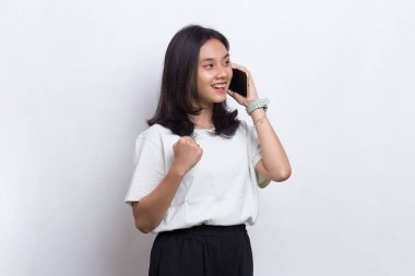 Mutlu genç Asyalı güzel kadın beyaz arka planda izole cep telefonu kullanıyor.