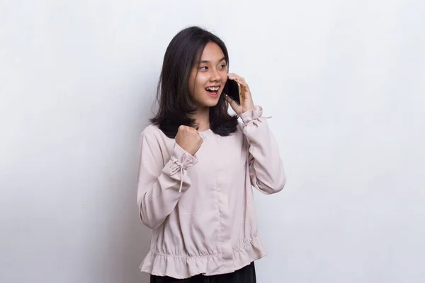 白い背景に隔離された携帯電話を使用して幸せな若いアジアの美しい女性 — ストック写真