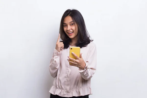 Ευτυχισμένη Νεαρή Ασιατική Όμορφη Γυναίκα Χρησιμοποιώντας Κινητό Τηλέφωνο Απομονώνονται Λευκό — Φωτογραφία Αρχείου