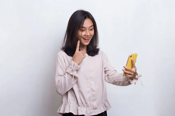 Feliz Jovem Asiático Bela Mulher Usando Celular Isolado Fundo Branco — Fotografia de Stock