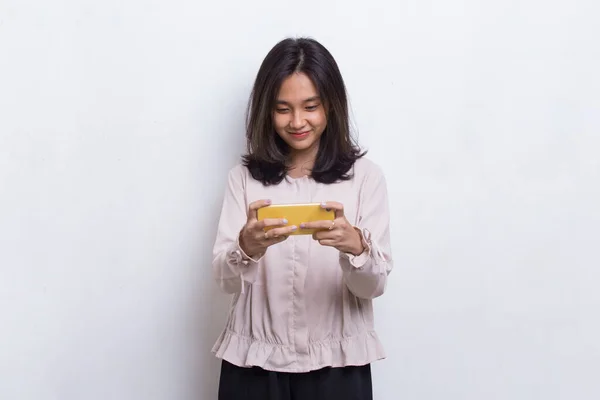 Feliz Jovem Asiático Bela Mulher Usando Celular Isolado Fundo Branco — Fotografia de Stock