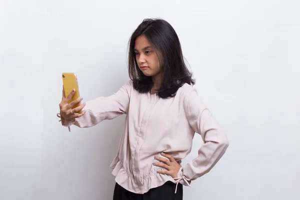Sokk Fiatal Ázsiai Gyönyörű Segítségével Mobiltelefon Elszigetelt Fehér Háttér — Stock Fotó
