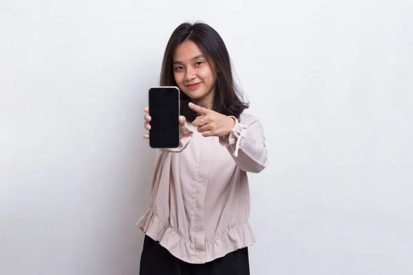 Νεαρή Όμορφη Ασιάτισσα Γυναίκα Επιδεικνύοντας Κινητό Τηλέφωνο Απομονωμένο Λευκό Φόντο — Φωτογραφία Αρχείου