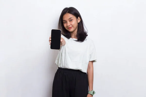 Genç Güzel Asyalı Bir Kadın Beyaz Arka Planda Cep Telefonu — Stok fotoğraf
