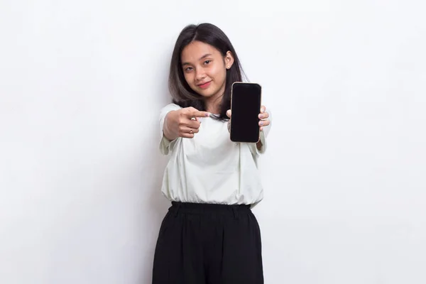 Молодая Красивая Азиатская Женщина Демонстрирует Мобильный Телефон Изолирован Белом Фоне — стоковое фото