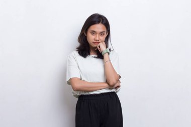 Genç, güzel Asyalı kadın beyaz arka planda yalnız olduğunu düşünüyor.