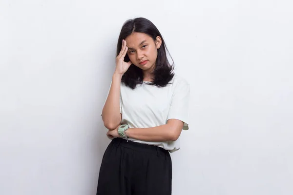 Junge Schöne Asiatische Frau Denkt Isoliert Auf Weißem Hintergrund — Stockfoto