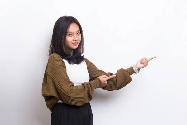 Feliz Jovem Asiático Mulher Apontando Com Dedos Para Diferentes Direções — Fotografia de Stock