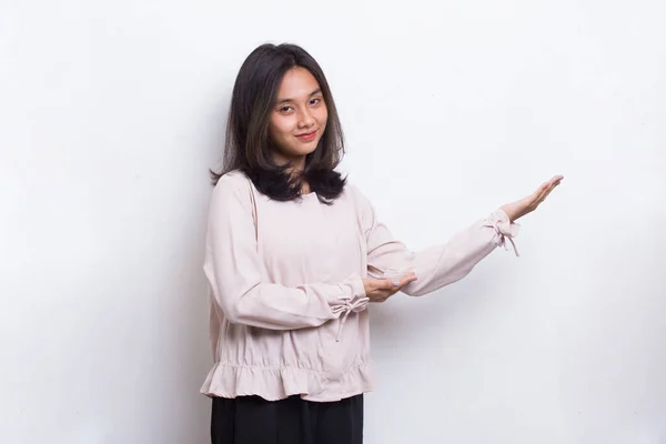 Щаслива Молода Азіатка Вказує Пальцями Різні Напрямки Ізольовані Білому Тлі — стокове фото