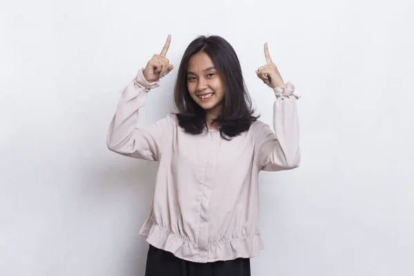 快乐的年轻亚洲女人 手指指向不同的方向 与白色背景隔离 — 图库照片