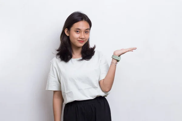 Ευτυχισμένη Νεαρή Ασιάτισσα Που Δείχνει Δάχτυλα Διαφορετικές Κατευθύνσεις Απομονωμένη Λευκό — Φωτογραφία Αρχείου