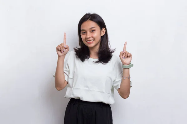 Heureuse Jeune Femme Asiatique Pointant Avec Les Doigts Vers Différentes — Photo