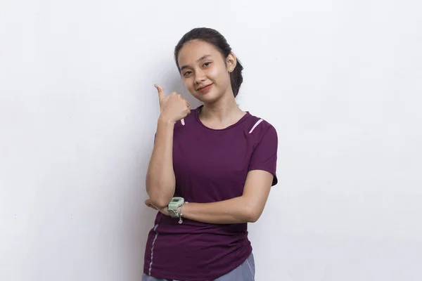 Genç Güzel Asyalı Sporcu Kadın Beyaz Arka Planda Iyi Bir — Stok fotoğraf