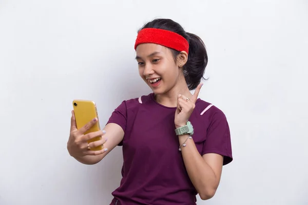 Jovem Asiático Mulher Esportiva Usando Telefone Celular Fundo Branco — Fotografia de Stock