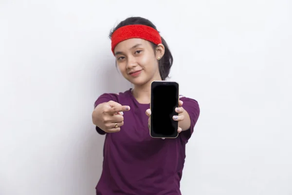 Genç Asyalı Sporcu Kadın Beyaz Arka Planda Cep Telefonu Gösterisi — Stok fotoğraf