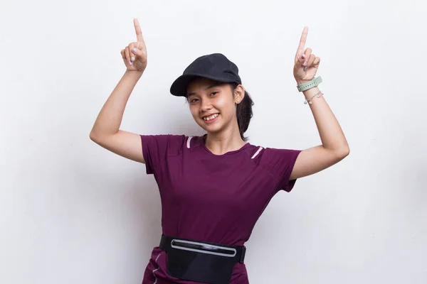 Jovem Asiático Esportivo Mulher Apontando Dedo Espaço Vazio Fundo Branco — Fotografia de Stock