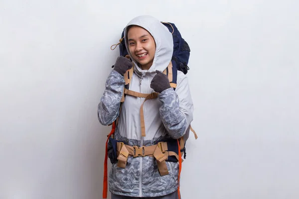 Mladý Krásný Hiker Asijské Žena Batohem Dělat Silné Gesto Izolované — Stock fotografie