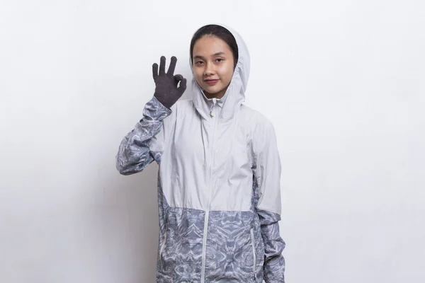 年轻美丽的亚洲徒步旅行的女人 背着背包 竖起大拇指 在白色的背景上做着一个不错的手势 — 图库照片