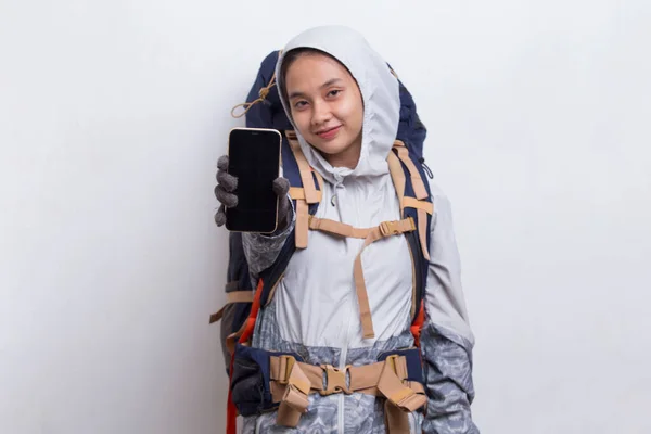 Jong Aziatische Wandelaar Vrouw Tonen Mobiele Telefoon Geïsoleerd Witte Achtergrond — Stockfoto