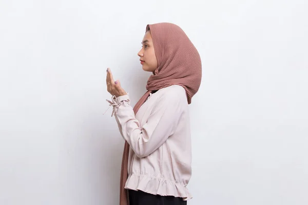 Jeune Femme Musulmane Asiatique Priant Isolé Sur Fond Blanc — Photo