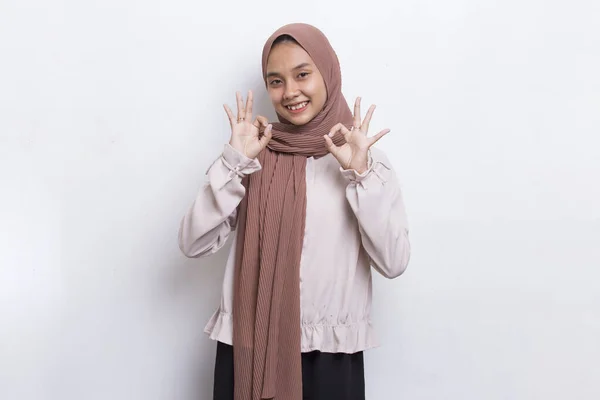 Muda Asia Wanita Muslim Cantik Dengan Isyarat Gerakan Tumb Terisolasi — Stok Foto