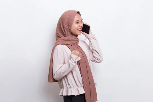 幸せな若いアジアの美しいイスラム教徒の女性白い背景に隔離された携帯電話を使用して — ストック写真