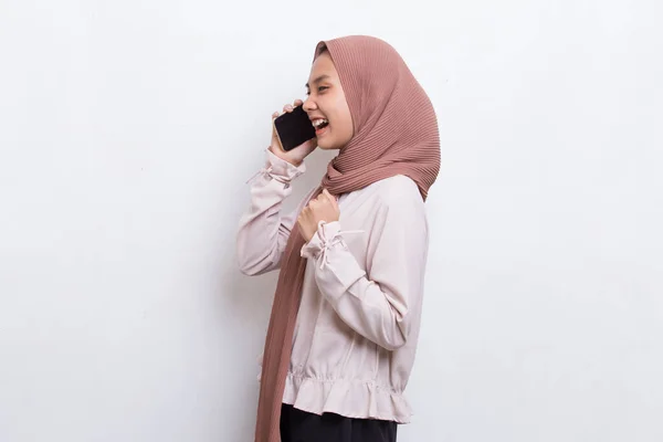 Glücklich Junge Asiatische Schöne Muslimische Frau Mit Handy Isoliert Auf — Stockfoto