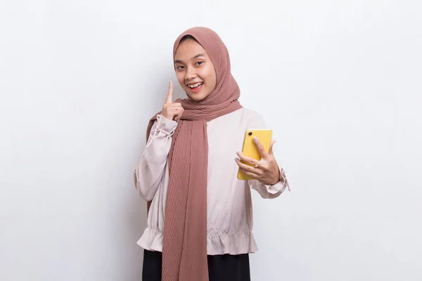 Счастливая Молодая Азиатская Красивая Мусульманка Помощью Мобильного Телефона Изолированы Белом — стоковое фото