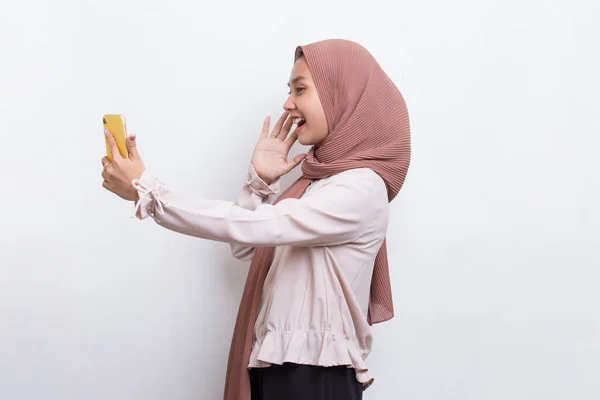 Wanita Muslim Muda Asia Yang Bahagia Menggunakan Ponsel Yang Terisolasi — Stok Foto