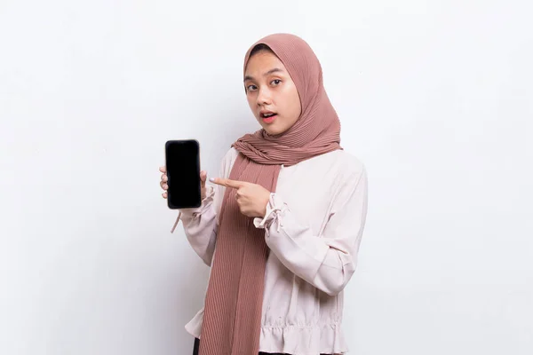 Young Beautiful Asian Muslim Woman Demonstrating Mobile Cell Phone Isolated — Stock Photo, Image