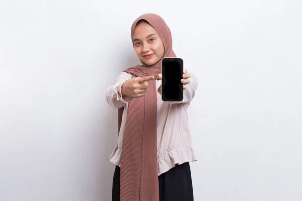 Jovem Bonito Asiático Muçulmano Mulher Demonstrando Móvel Celular Isolado Branco — Fotografia de Stock