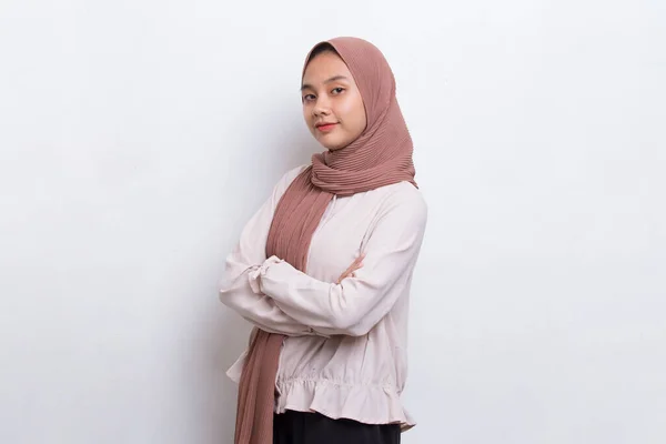 若いですアジアのイスラム教徒女性で頭スカーフ笑顔とともに腕交差上の白い背景 — ストック写真