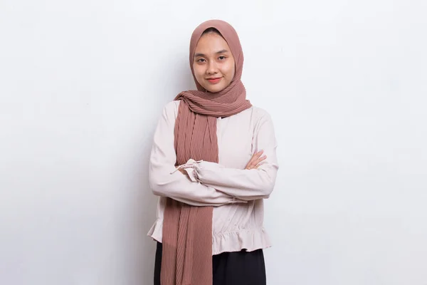 Junge Asiatische Muslimin Mit Kopftuch Lächelt Mit Verschränkten Armen Auf — Stockfoto