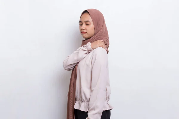 Wanita Muslim Asia Muda Dengan Leher Dan Bahu Sakit Dan — Stok Foto