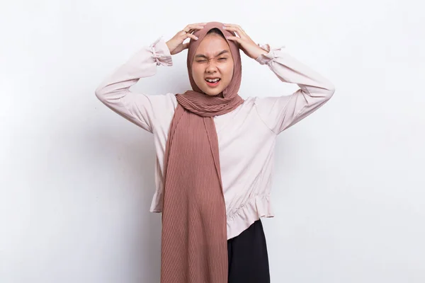 Jovem Bonita Asiático Muçulmano Mulher Coçar Cabeça Com Mão Isolado — Fotografia de Stock