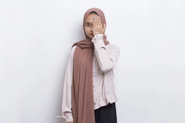 若いですアジアのイスラム教徒の女性カバー一つの目に手で隔離された白い背景 — ストック写真