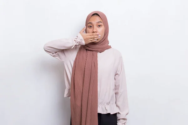 若いアジアの美しいイスラム教徒の女性がミスのために手で口をカバーショックを受けました 白地に隔離された秘密の概念 — ストック写真