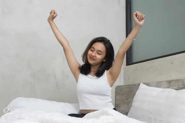 Jovem Asiático Bela Mulher Alongamento Feliz Relaxado Depois Acordar Sentir — Fotografia de Stock