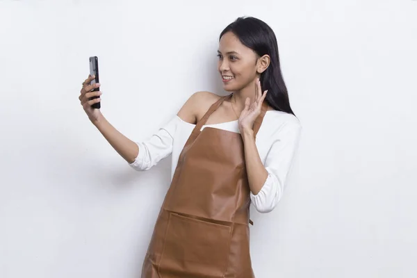 Mladá Asijská Žena Barman Nebo Servírka Pomocí Mobilního Smartphonu Izolované — Stock fotografie