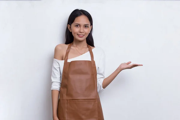 Genç Asyalı Mutlu Garson Kadın Beyaz Arka Planda Izole Edilmiş — Stok fotoğraf