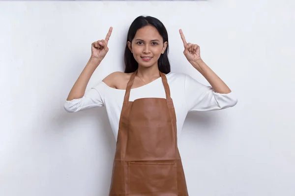 Feliz Joven Asiática Mujer Camarera Barista Señalando Con Los Dedos — Foto de Stock