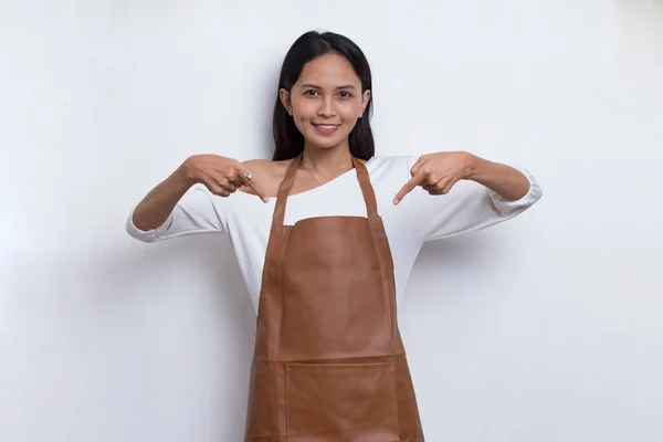 Feliz Joven Asiática Mujer Camarera Barista Señalando Con Los Dedos — Foto de Stock