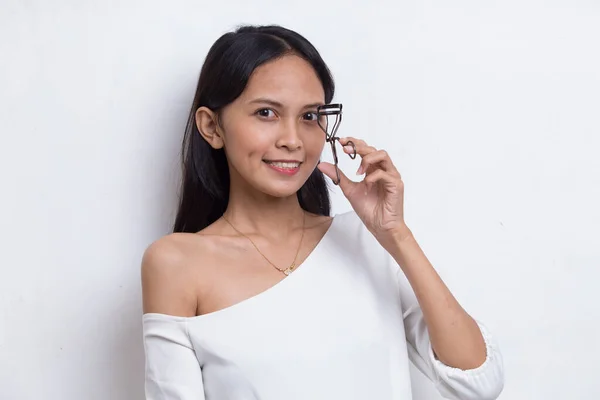 Bela Jovem Ásia Mulher Com Cílios Curler Isolado Branco Fundo — Fotografia de Stock