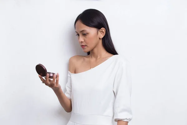 美丽的亚洲女人用粉末化妆 用白色背景隔离的化妆品 — 图库照片